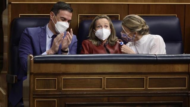 Pedro Sánchez, Nadia Calviño y Yolanda Diaz, a principios de abril, en el Congreso de los Diputados.