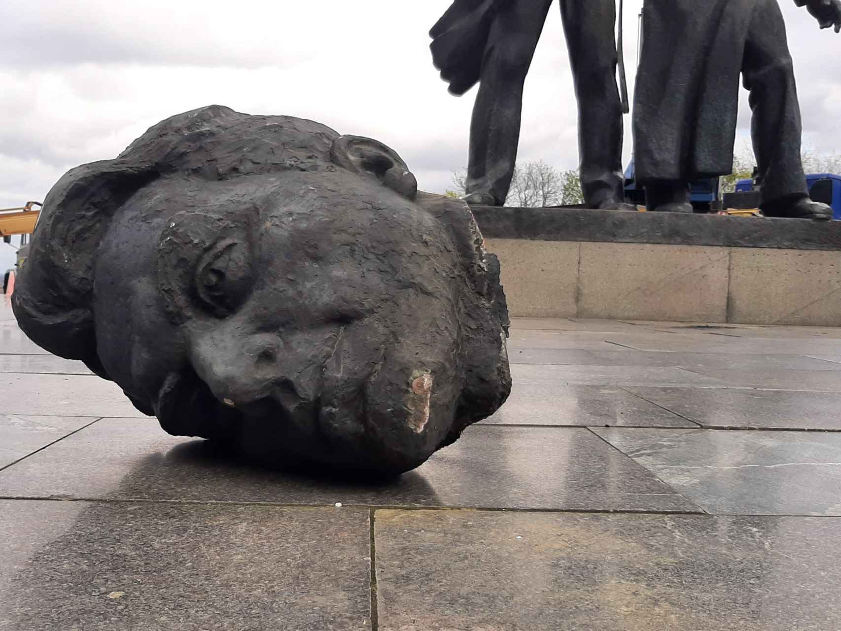 El monumento a la amistad entre Ucrania y Rusia en Kiev, levantado en 1982, destrozado.