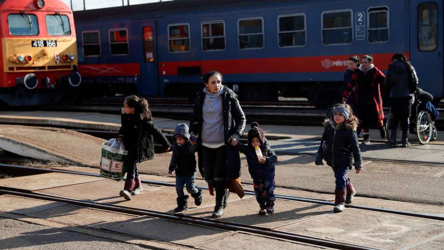 Refugiados ucranianos, saliendo del país.