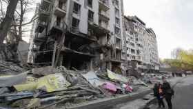 Destrozos en Kiev tras los bombardeos del jueves.