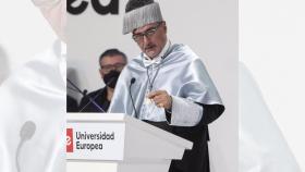El periodista Carlos Herrera, interviene en el acto de su investidura como Doctor Honoris Causa por la Universidad Europea de Madrid en 2021.