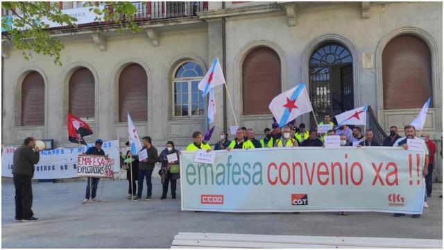 Concentración a las puertas del concello.