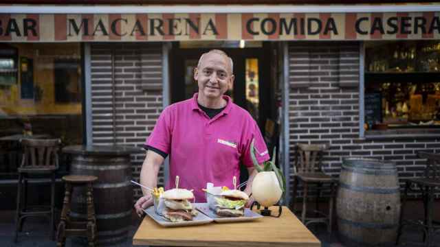 Javier García con sus hamburguesas de Cebra y Canguro.