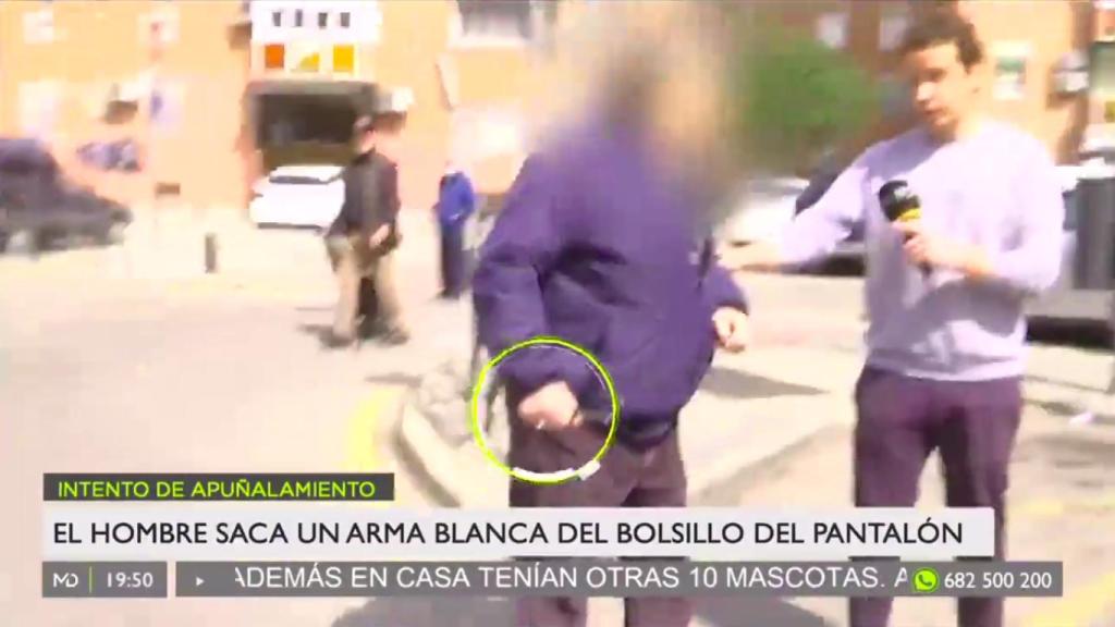 El hombre sacó una navaja para echar de allí al reportero.