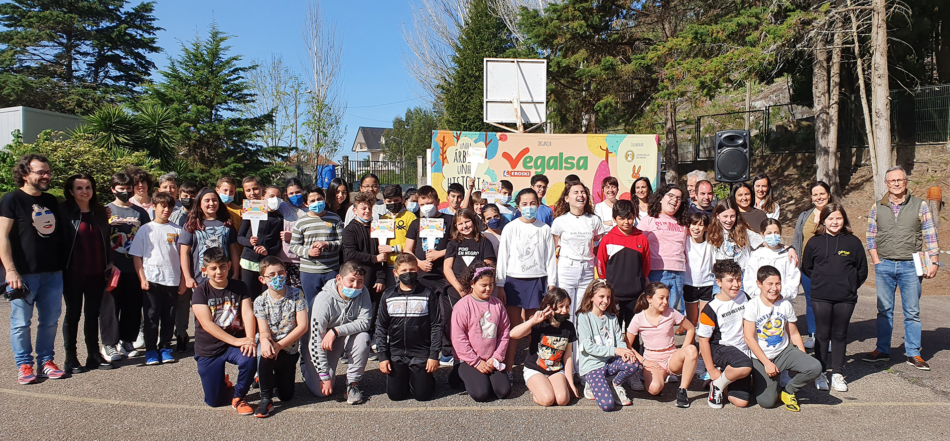 Foto de familia de la jornada de plantación.