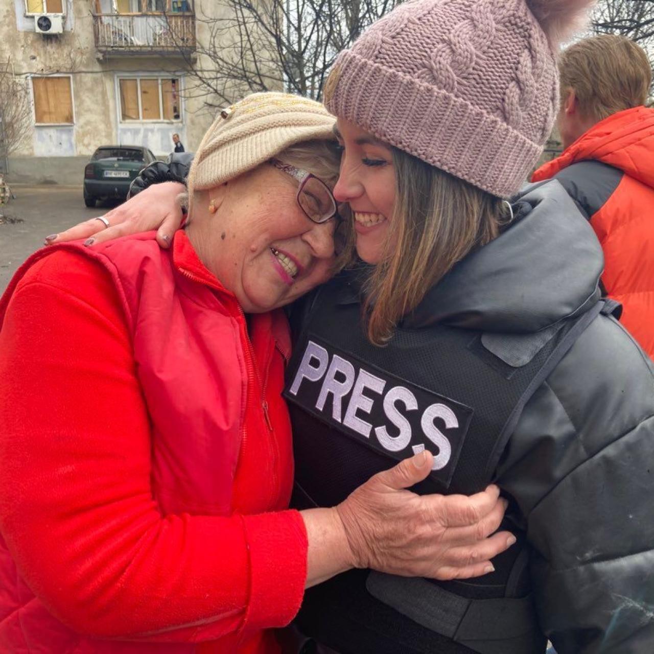 La periodista vallisoletana Sara Rincón con una ucraniana.