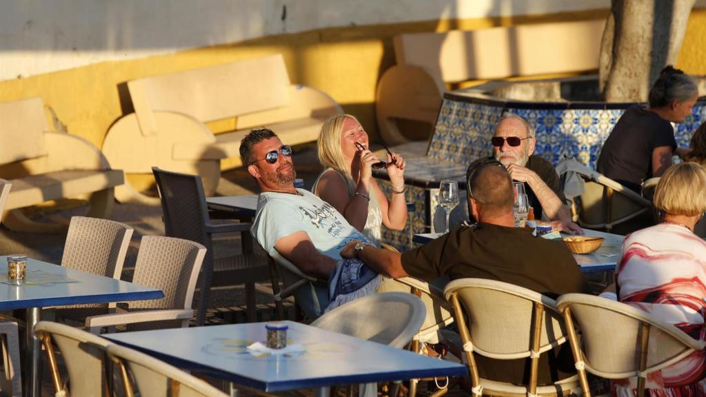 Varios extranjeros en una terraza de Benidorm.