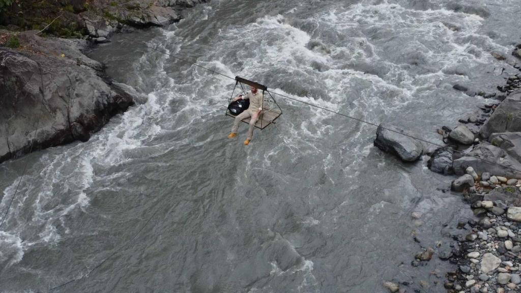 Arturo Valls, atravesando un río del Amazonas peruano.