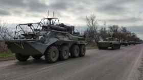 Tanques rusos en una carretera de Ucrania.