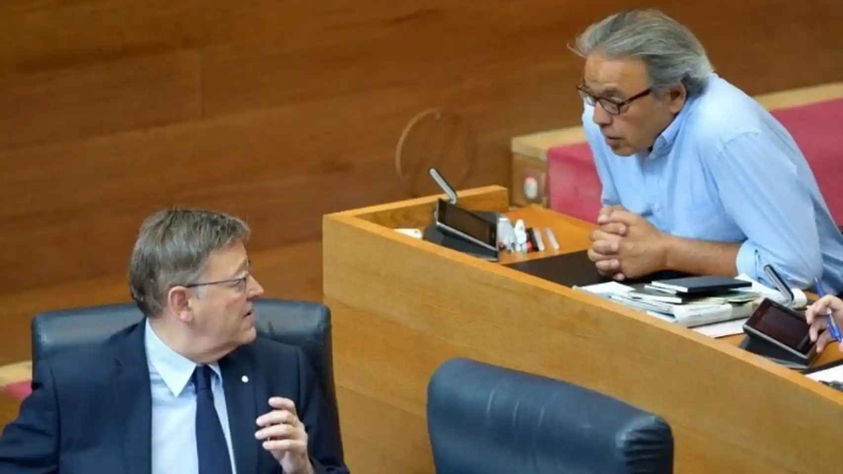 Ximo Puig charla con Manolo Mata en una sesión de las Cortes.