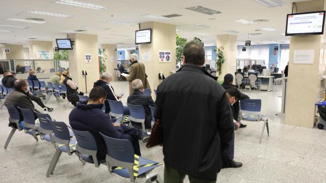 Usuarios en una oficina de la Agencia Tributaria en Madrid