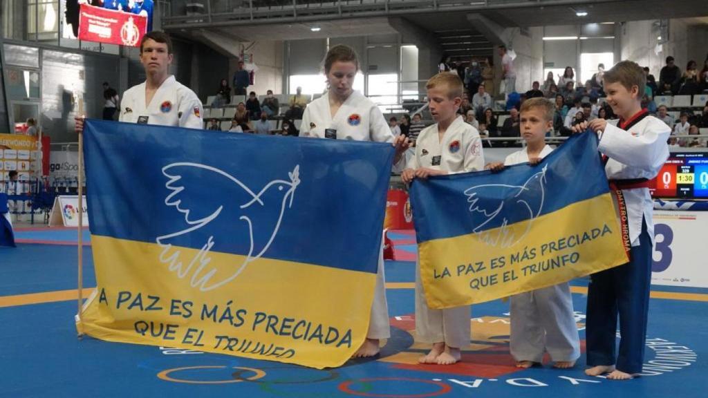 Varios participantes posan con la bandera de Ucrania.