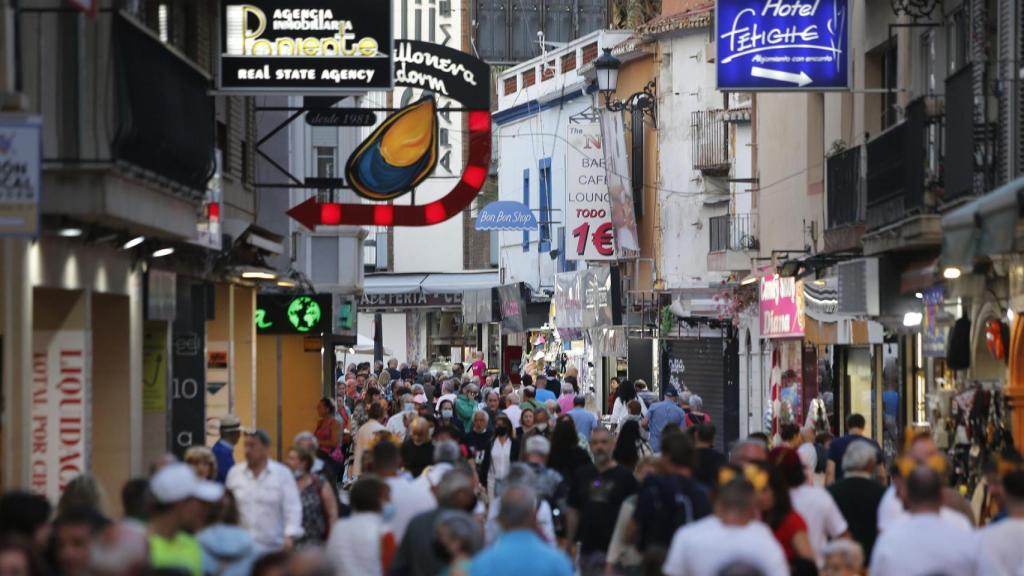 Una céntrica calle de Benidorm, este viernes.