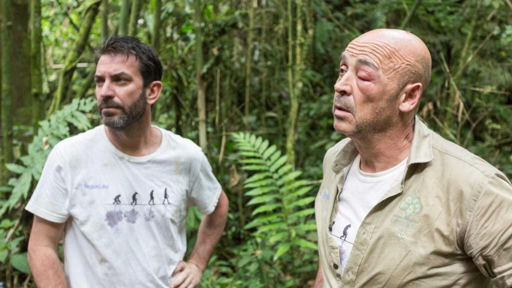 Arturo Valls y José Ramón Mena, fundador de Oxizonia, en el Amazonas, donde le picó un insecto en el ojo.