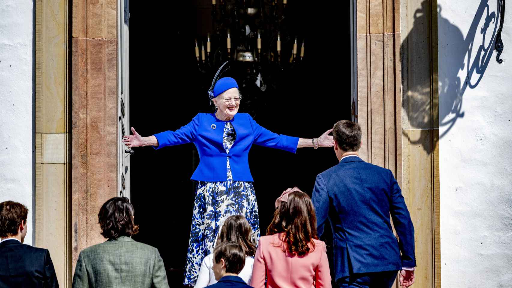 La reina Margarita ha recibido a su nieta, Isabella, y al resto de la familia con los brazos abiertos.