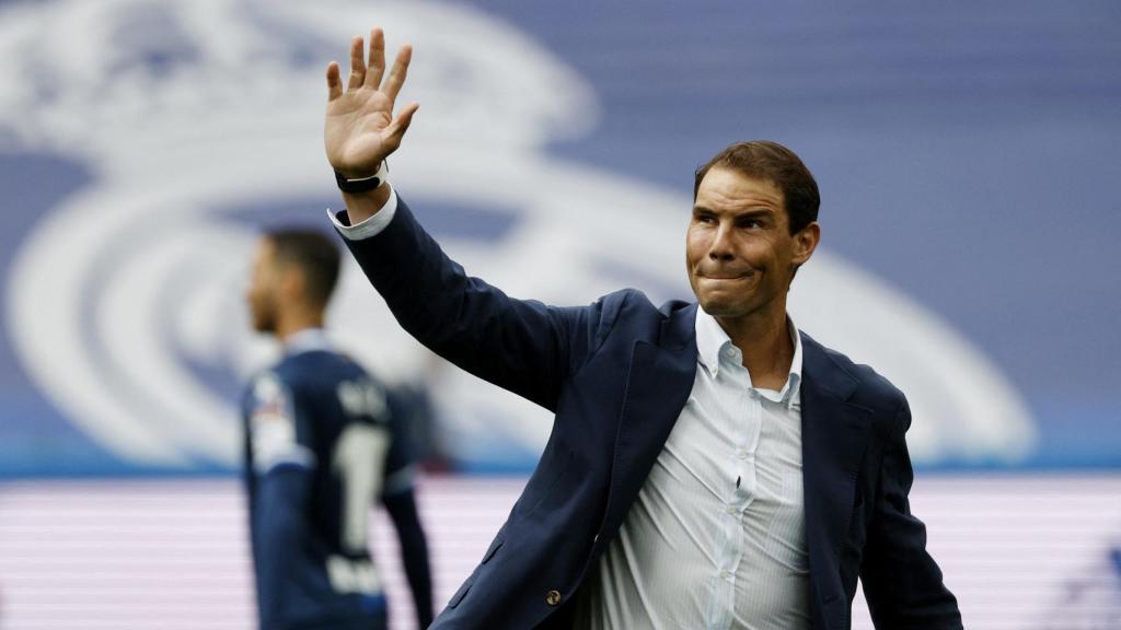 Rafael Nadal realiza el saque de honor antes del Real Madrid - Espanyol