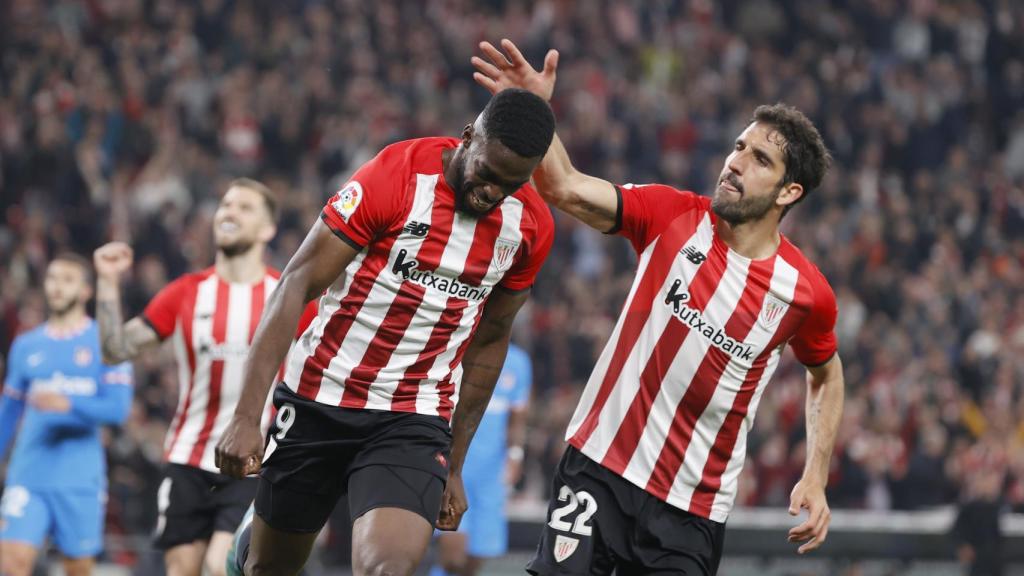 Iñaki Williams y Raúl García celebran un gol del Athletic