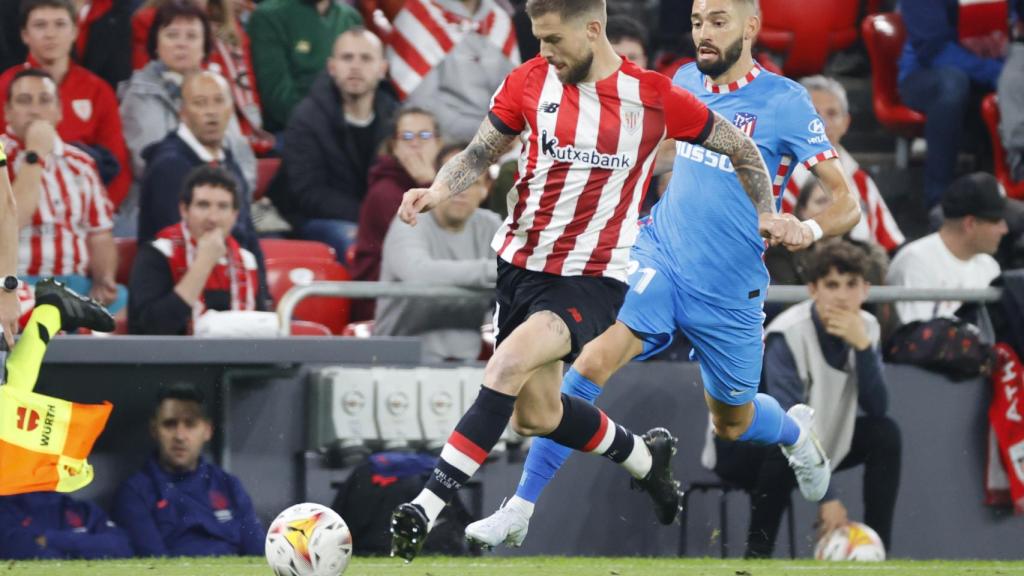 Yeray corta un balón ante la acometida de Yannick Carrasco