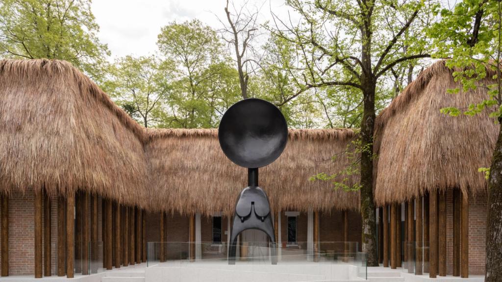 Escultura de Simone Leigh en el pabellón de Estados Unidos. Foto: Marco Cappelletti / Cortesía: Bienal de Venecia