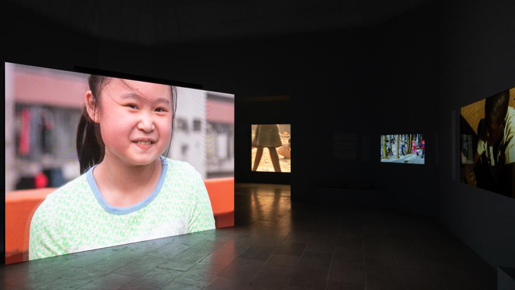 Francis Alÿs en el pabellón d Bélgica. Foto: Marco Cappelletti / Cortesía: Bienal de Venecia