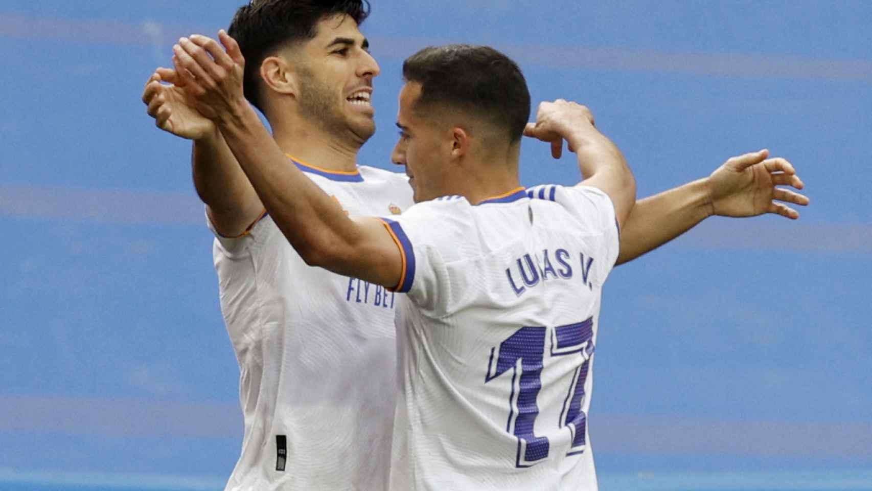 Marco Asensio celebra su gol al Espanyol con los compañeros del Real Madrid
