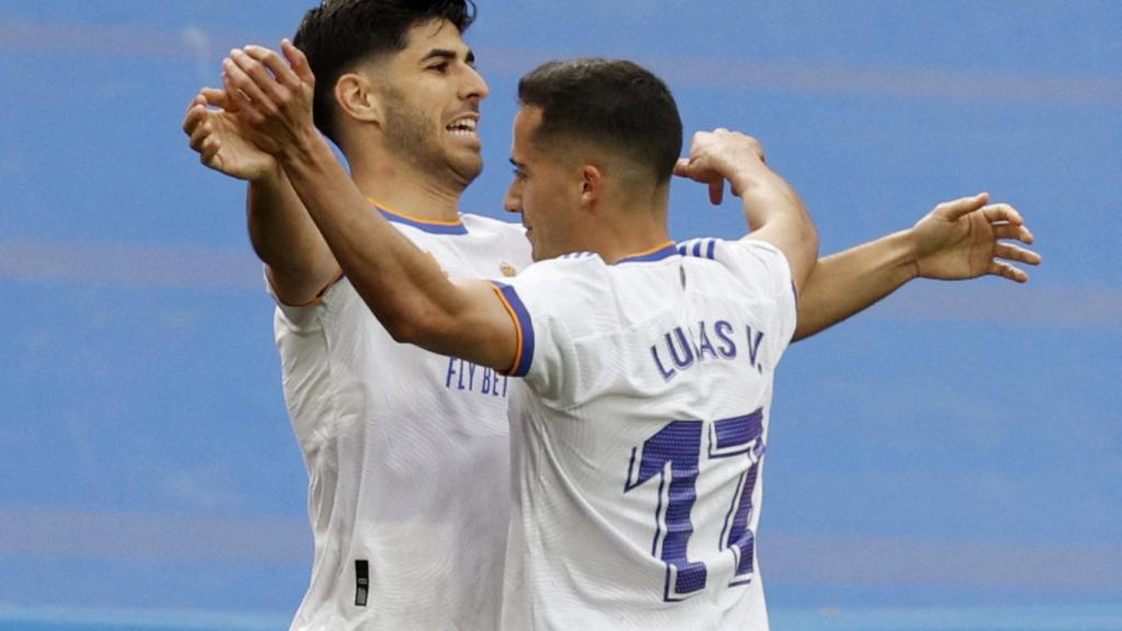 Marco Asensio celebra su gol al Espanyol con los compañeros del Real Madrid