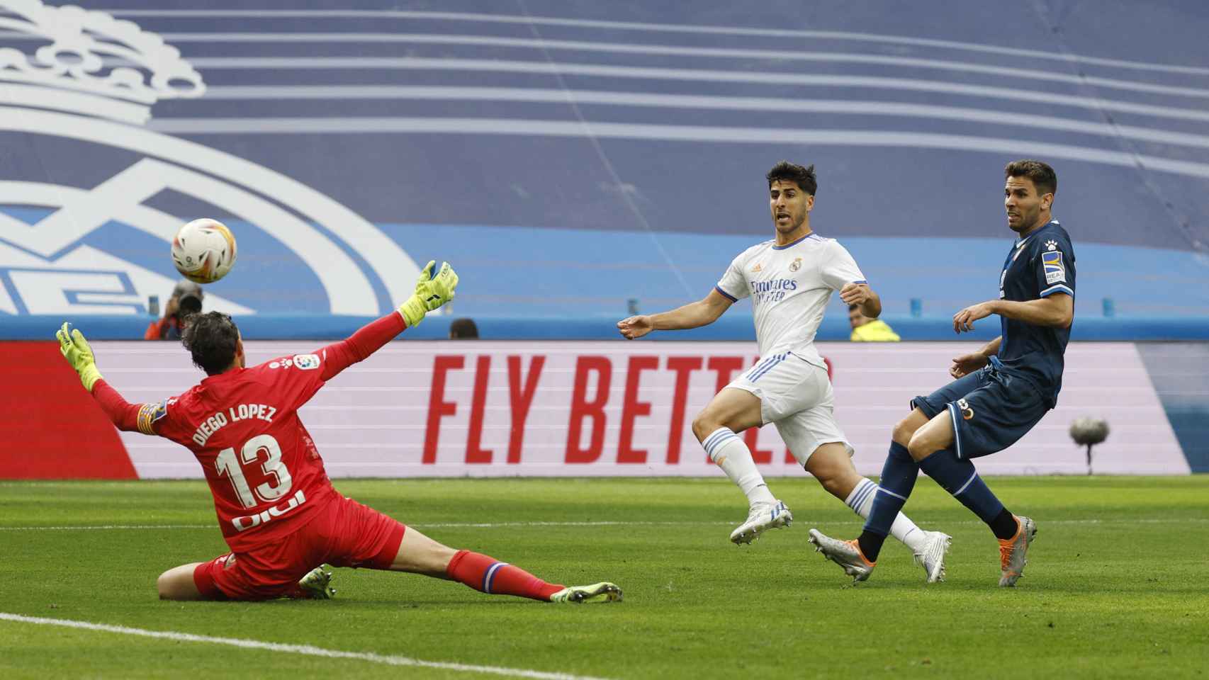 Marco Asensio dispara dentro del área del Espanyol y marca gol