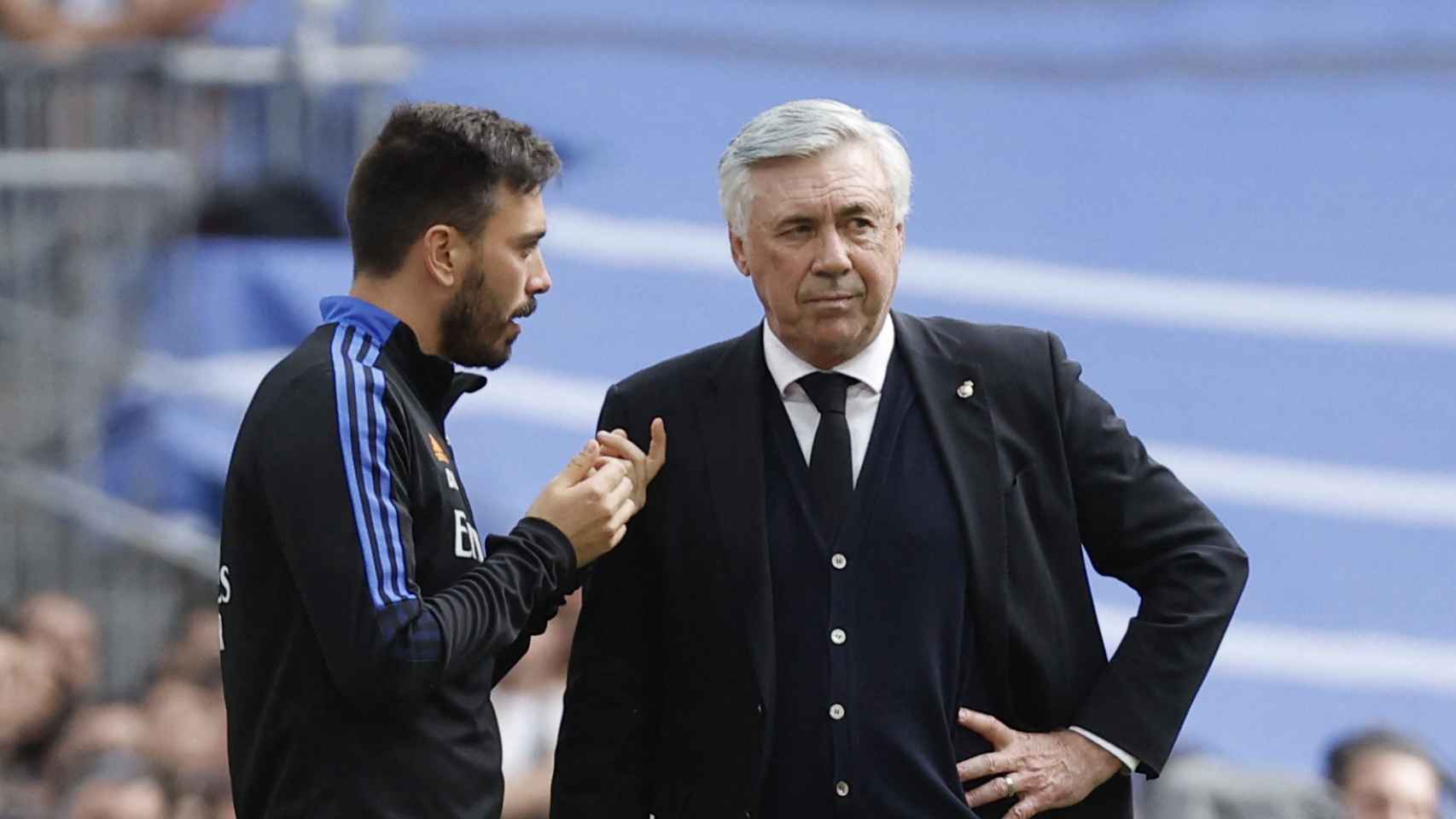 Davide Ancelotti dialoga con Carlo en la banda del Santaigo Bernabéu