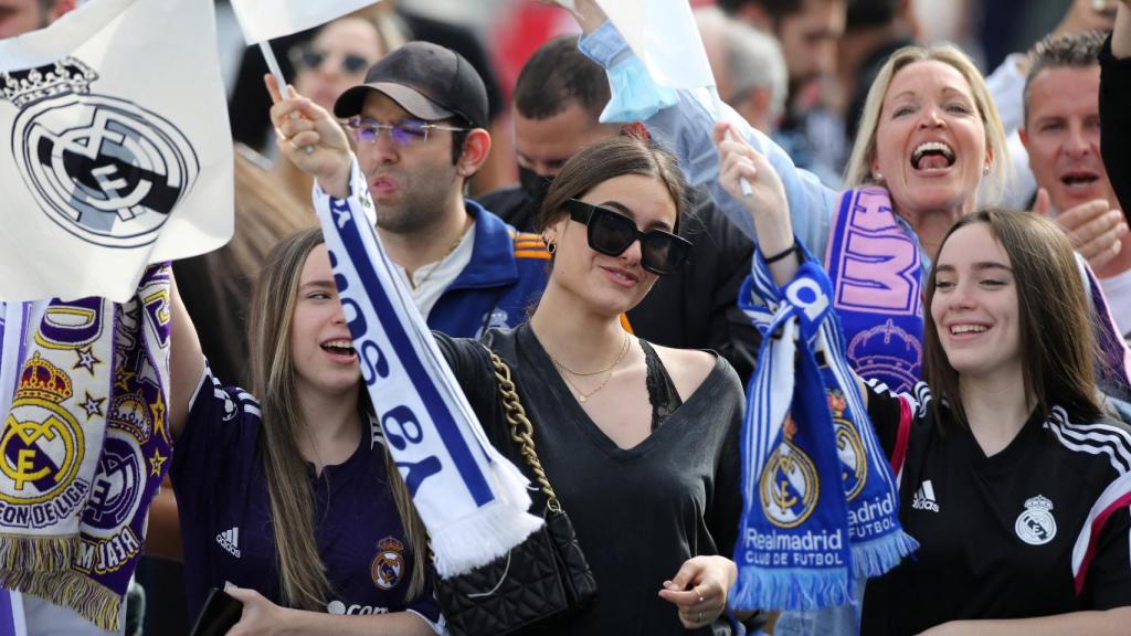 Aficionados del Real Madrid en Cibeles