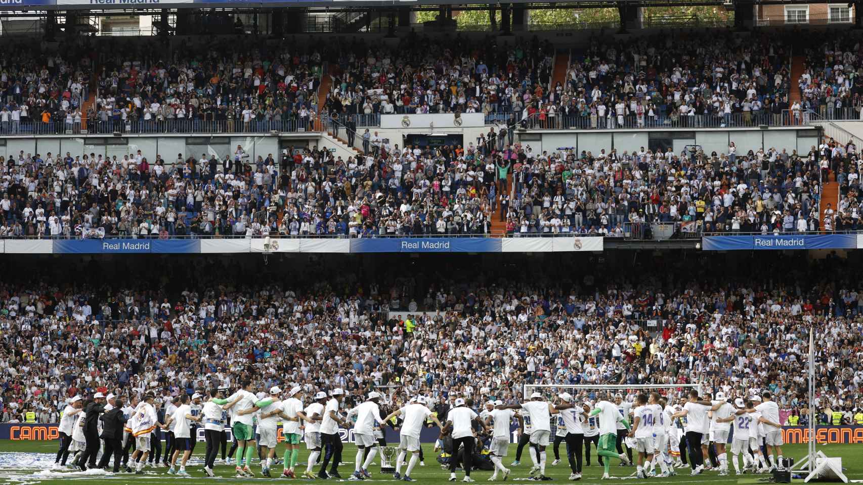 Los jugadores del Real Madrid celebran en el Santiago Bernabéu el título de Liga.