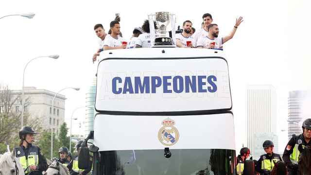 Los jugadores del Real Madrid camino de Cibeles para celebrar su Liga 35