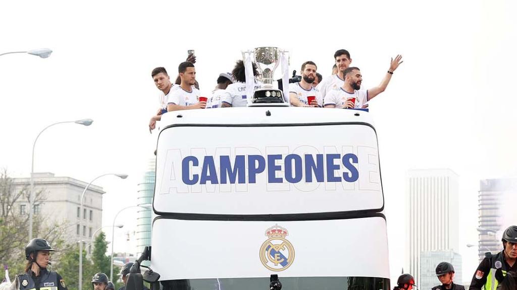 Los jugadores del Real Madrid camino de Cibeles para celebrar su Liga 35