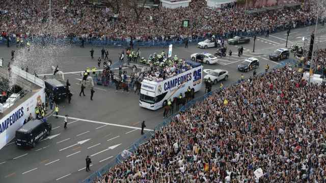 El autobús del Real Madrid llegando a Cibeles para celebrar La Liga 35