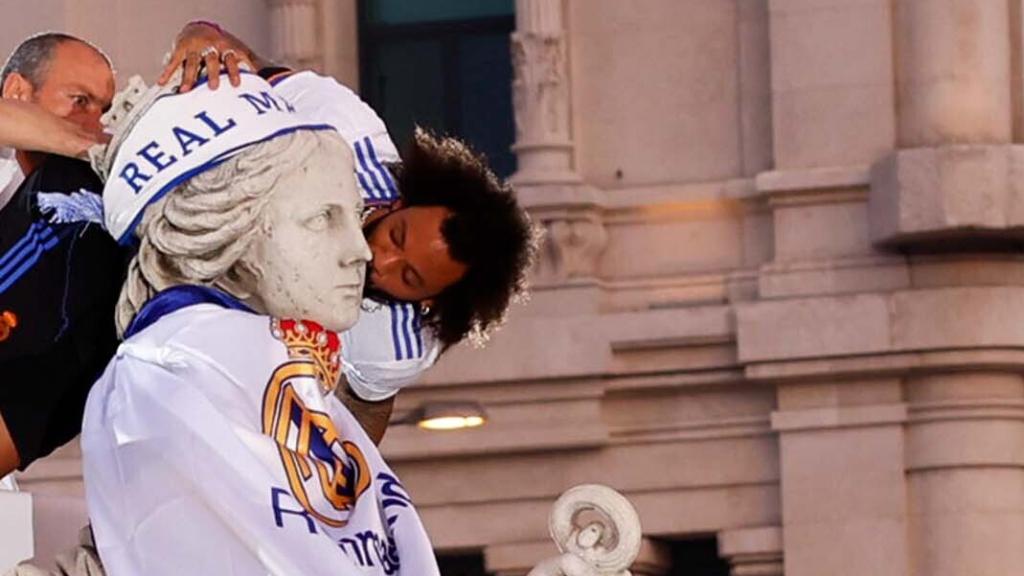 Marcelo y su sentido beso a la diosa Cibeles en la fiesta de La Liga 35