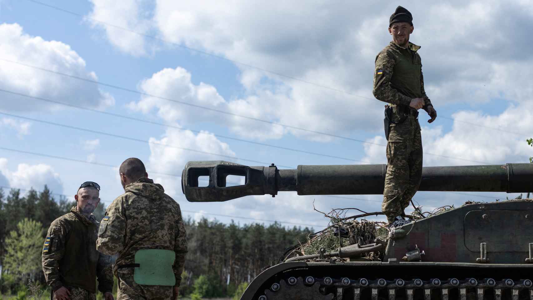 Soldados ucranianos sobre un tanque, región del Donbás, este pasado 28 de abril.
