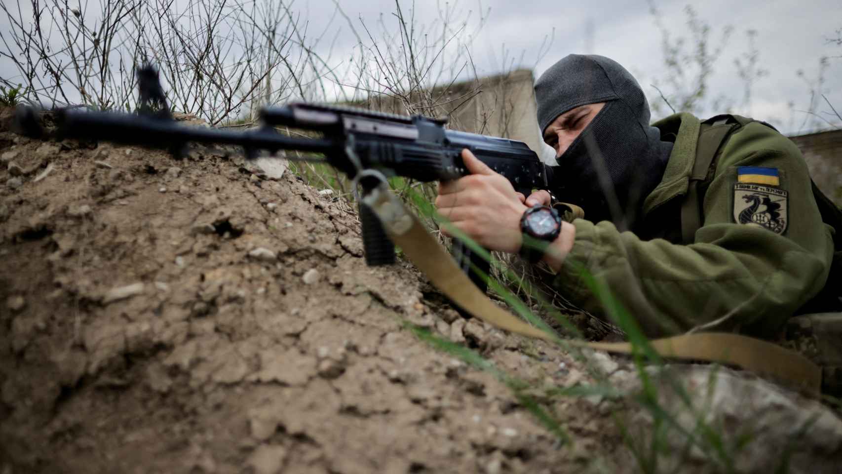 Un soldado ucraniano apunta con su rifle durante un entrenamiento en Zaporiyia