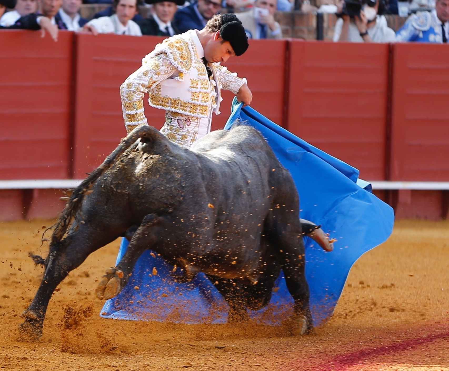 Antonio Ferrera lancea a la verónica a un toro de Victorino con un capote azul para visibilizar al autismo.