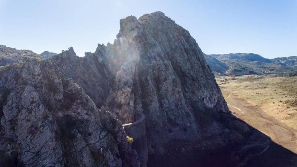 El acceso a la presa se facilita por unas escaleras de piedra.