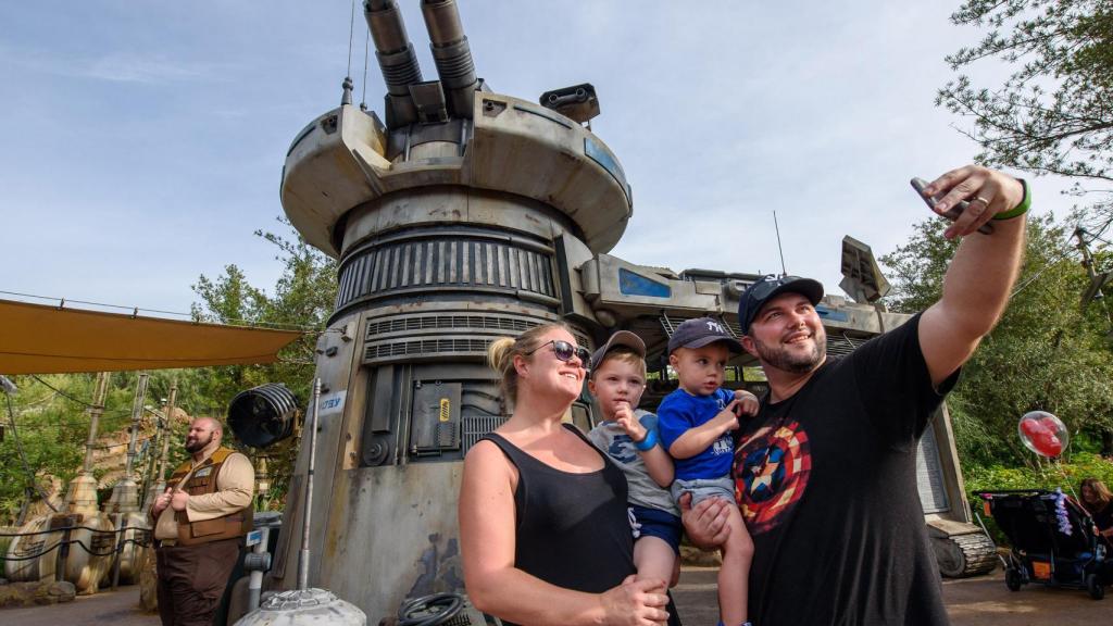 Unos visitantes en la tierra de Star Wars en Orlando.