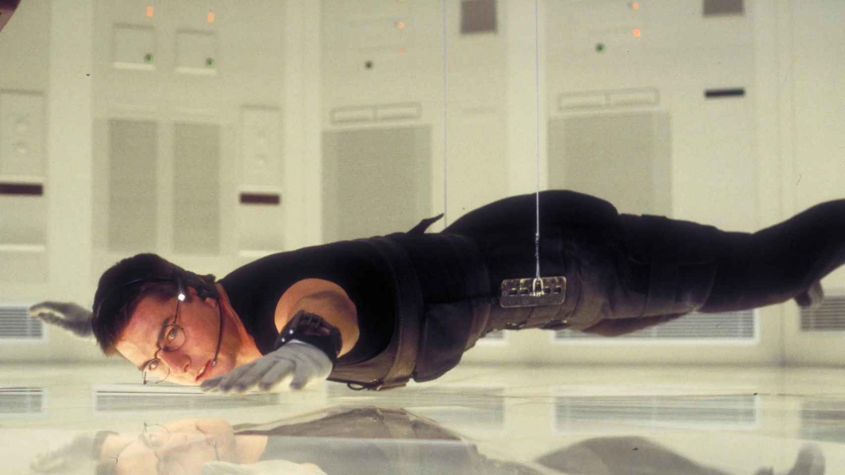 Tom Cruise en una de las escenas más míticas de 'Misión Imposible' y la historia del cine.