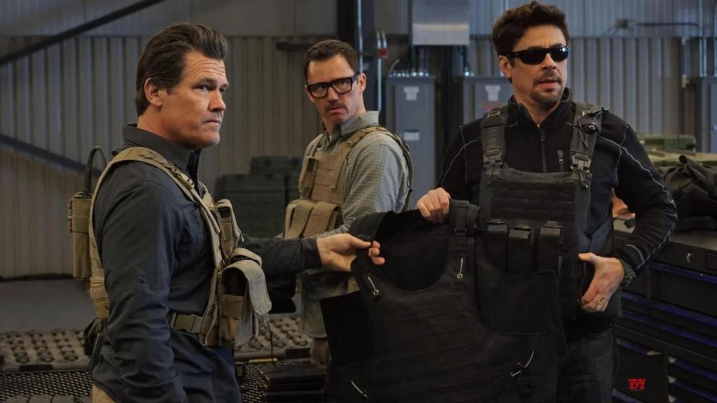 Josh Brolin y Benicio del Toro en la película de Denis Villeneuve 'Sicario'.