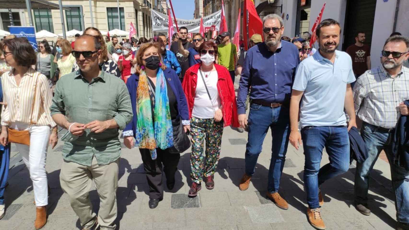 Dirigentes del PSOE, entre ellos el presidente de las Cortes, Pablo Bellido, y el consejero de Desarrollo Sostenible, José Luis Escudero, en la manifestación del 1 de Mayo.