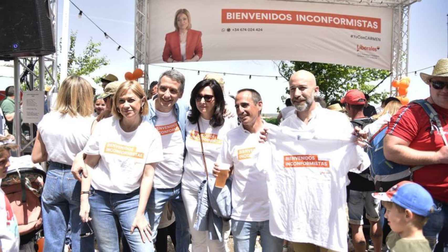 Dirigentes de Ciudadanos en el Valle, con su lema de campaña: Bienvenidos inconformistas