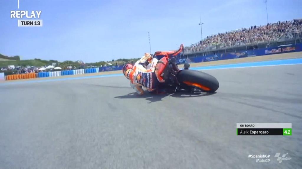 Imagen de la salvada de Marc Márquez, a cuatro vueltas del final del GP de España.