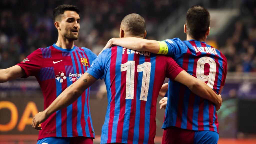 Los jugadores del FC Barcelona de fútbol sala celebrando su gol