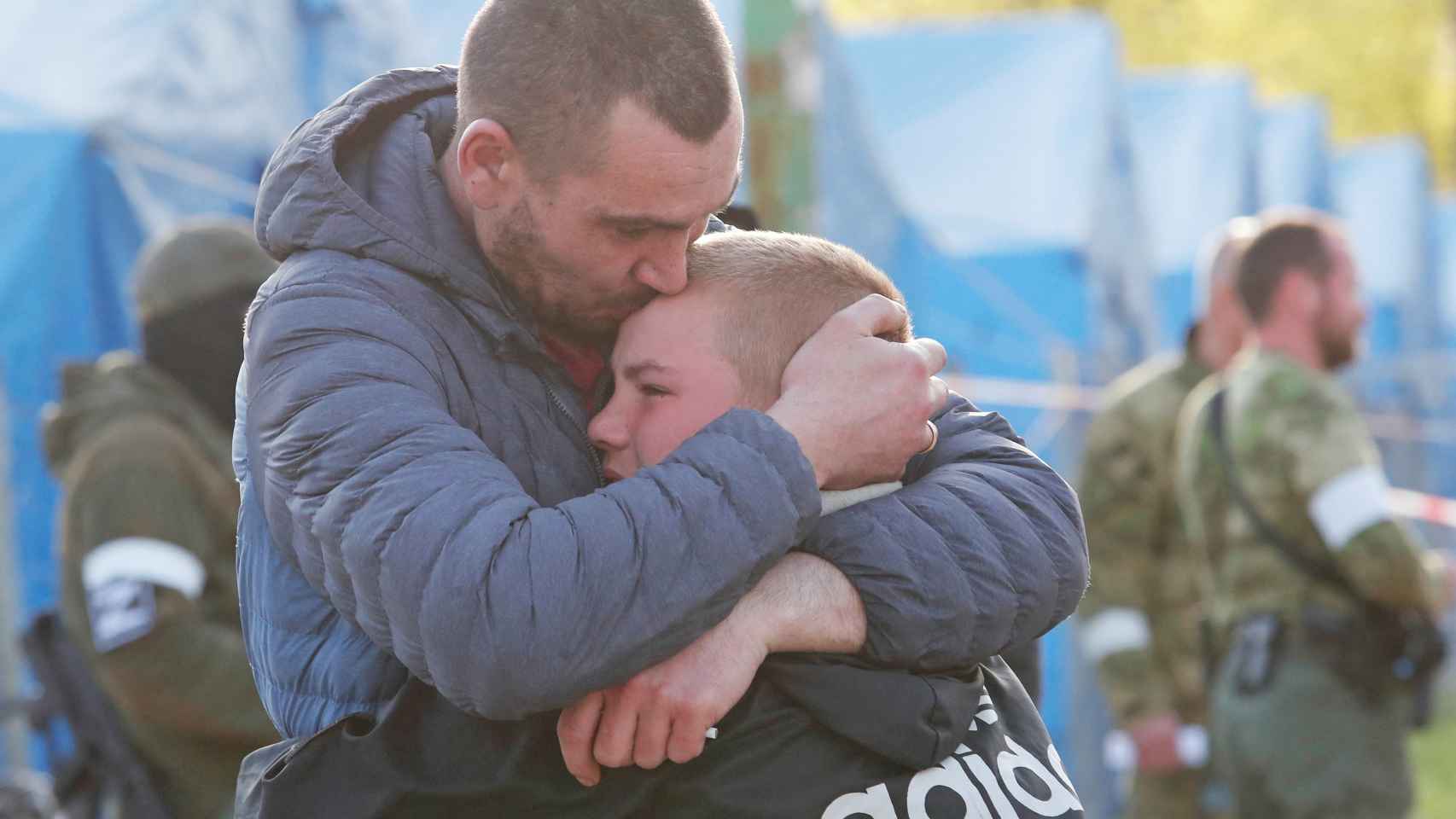 Maxim se reencuentra con su hijo Matvey tras ser evacuado de la acería de Azovstal, este domingo.