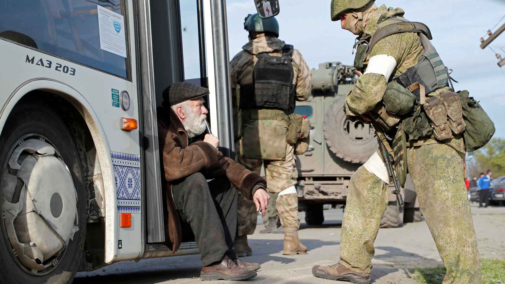 Un hombre recién evacuado de Azovstal habla con un soldado ruso.