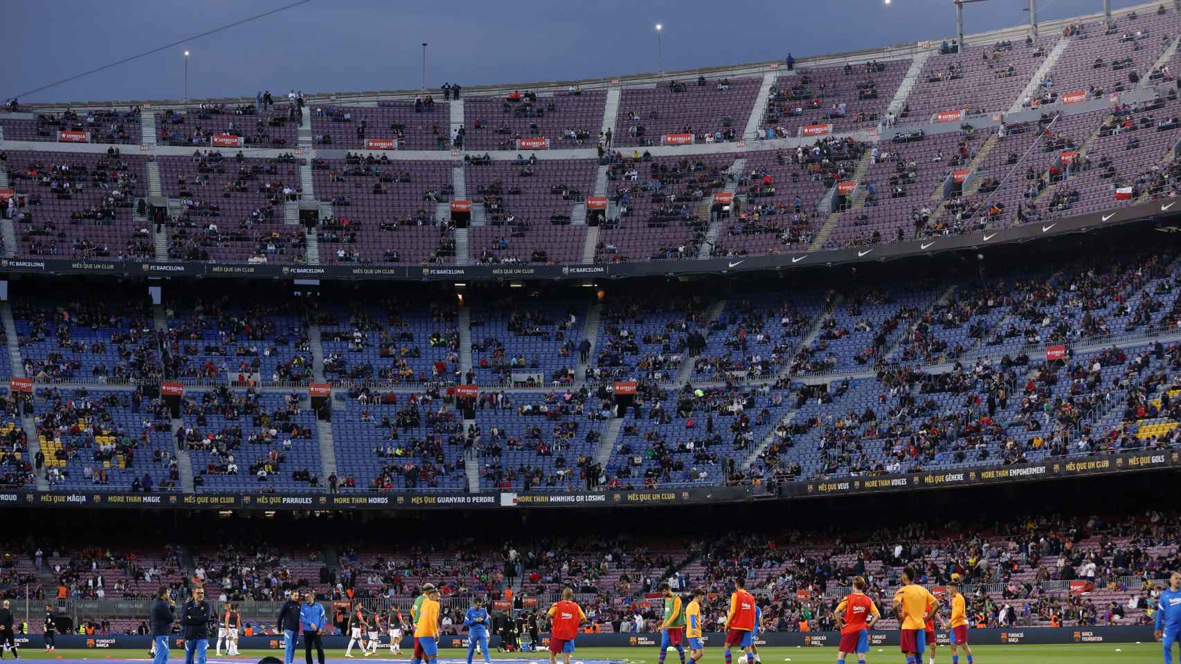 Los jugadores del Barça calentando en el Camp Nou