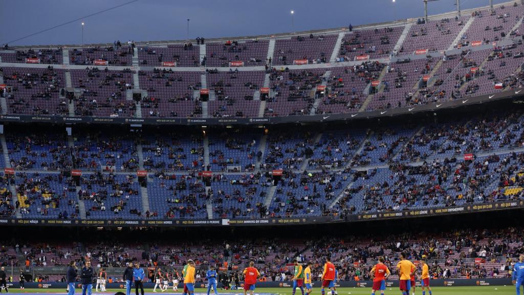 Los jugadores del Barça calentando en el Camp Nou