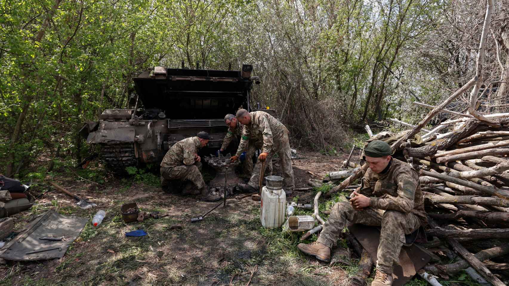 Militares ucranianos reparan un tanque en Járkov.